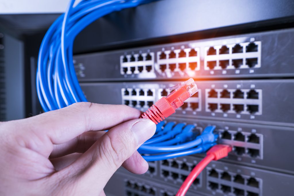 Installation de câbles réseau informatique